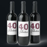 Paarse Glitter 40 en Fabulous 40th Birthday Party Wijn Etiket<br><div class="desc">Vier het draaien van 40 in stijl met dit elegante 40ste verjaardagsontwerp. De woorden 40 en Fabulous in glamoureuze paarse bordeaux glitter en zwart zijn ingesteld met behulp van moderne typografie. Overeenkomende producten zoals feestartikelen en uitnodigingen voor verjaardagsfeestjes zijn verkrijgbaar in onze winkel. Als u hulp nodig hebt, neem dan...</div>