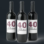 Paarse Glitter 40 en Fabulous 40th Birthday Party Wijn Etiket<br><div class="desc">Vier het draaien van 40 in stijl met dit elegante 40ste verjaardagsontwerp. De woorden 40 en Fabulous in glamoureuze paarse bordeaux glitter en zwart zijn ingesteld met behulp van moderne typografie. Overeenkomende producten zoals feestartikelen en uitnodigingen voor verjaardagsfeestjes zijn verkrijgbaar in onze winkel. Als u hulp nodig hebt, neem dan...</div>