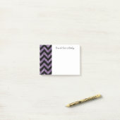 Paarse Glitter Chevron Post-It Notes (Op bureau)