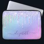 Paarse Glitter Drift Rainbow aangepast Laptop Sleeve<br><div class="desc">Aangepaste kleine iPad-cover met dunne,  paarse glitter die naar beneden druipt in een pastelroze,  paarse,  blauwe en groene regenboogachtergrond. Personaliseer met uw voornaam in een stijlvol trendy paars manuscript met swashes.</div>