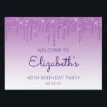 Paarse glitter Drip 40th Birthday Drive-By Party Tuinbord<br><div class="desc">Welkom gasten op haar drive-by-40ste verjaardagsfeestje met dit schitterende bordje,  met een paarse faux glitter drip border en paarse ombre background. Pas het met de naam van de gast van eer in het paarse handschrift manuscript,  met haar verjaardag en datum hieronder in sans serif doopvont aan.</div>
