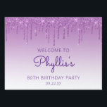 Paarse Glitter Drip 80th Birthday Party Yard Tuinbord<br><div class="desc">Welkom gasten op haar 80ste verjaardagsfeestje met dit schitterende bordje met een paarse faux glitter drip border en paarse ombre background. Pas het met de naam van de gast van eer in het paarse handschrift manuscript,  met haar verjaardag en datum hieronder in sans serif doopvont aan.</div>
