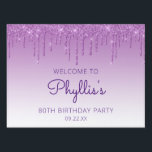 Paarse Glitter Drip 80th Birthday Party Yard Tuinbord<br><div class="desc">Welkom gasten op haar 80ste verjaardagsfeestje met dit schitterende bordje met een paarse faux glitter drip border en paarse ombre background. Pas het met de naam van de gast van eer in het paarse handschrift manuscript,  met haar verjaardag en datum hieronder in sans serif doopvont aan.</div>