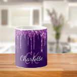 Paarse glitter druppelt monogram naamscript koffiemok<br><div class="desc">Een girale en trendy monogrammed mok. Een kikkervormige diepe paarse achtergrond met faux glitter-druppels,  verfdruppelend uiterlijk. Personaliseer en voeg een naam en een monogram initialen toe. Paarse en witte gekleurde letters. De naam wordt geschreven met een modern handgeschreven stijlmanuscript met letters.</div>