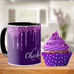 Paarse glitter druppelt naam monogram initiaal scr mok<br><div class="desc">Een girale en trendy monogrammed mok. Een kikkervormige diepe paarse achtergrond met faux glitter-druppels,  verfdruppelend uiterlijk. Personaliseer en voeg een naam en een monogram initialen toe. Paarse en witte gekleurde letters. De naam wordt geschreven met een modern handgeschreven stijlmanuscript met letters.</div>