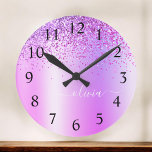 Paarse Glitter Glam Metal Monogram Naam Grote Klok<br><div class="desc">Paarse Faux Folie Metallic Sparkle Glitter Brushed Metal Monogram Name Clock. Dit maakt de perfecte liefhebbende 16 verjaardag,  bruiloft,  vrijgezellenfeest,  verjaardagsdag,  baby shower of vrijgezellenfeest voor iemand die van luxe glam en stijl houdt.</div>