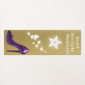 Paarse Glitter High Heel Shoe op Goud | Yogamat (Achterkant (horizontaal))