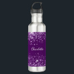 Paarse glitter-monogram: sparren waterfles<br><div class="desc">Een diepe paarse achtergrond met elegante paarse faux glitter. Witte gekleurde tekst. Personaliseer en voeg jouw naam toe. De naam wordt geschreven met een wit handgeschreven stijlmanuscript met letters.</div>