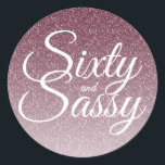 Paarse Glitter Ombre 60 en Sassy 60th Birthday Ronde Sticker<br><div class="desc">Het vieren van 60 in stijl met dit 60ste verjaardagsontwerp op een paarse glitter ombre achtergrond. De woorden 60 en de assy worden geplaatst gebruikend elegant manuscript. Neem contact met ons op via onze winkel als je hulp of overeenkomende producten nodig hebt. Wij helpen u graag om van uw 60ste...</div>