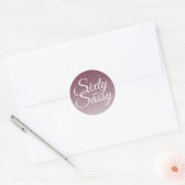 Paarse Glitter Ombre 60 en Sassy 60th Birthday Ronde Sticker (Envelop)