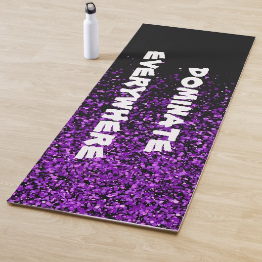 Paarse glitter op zwart domineren overal | yogamat (In situ)