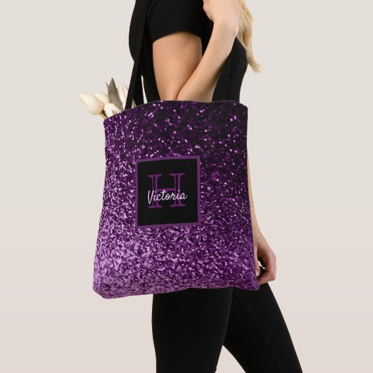 Paarse glitterglazen glanzige korrelig, monogramma tote bag (Dichtbij)