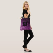 Paarse glitterglazen glanzige korrelig, monogramma tote bag (Op model)