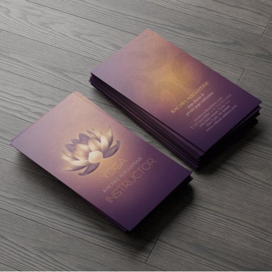 Paarse gloeidraad en OM-symbool Yoga-instructeur Visitekaartje