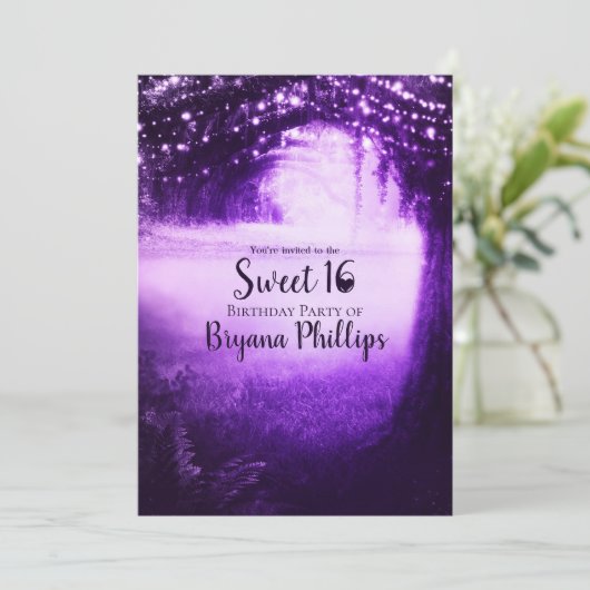 Paarse Glow Forest & String Lights Sweet 16 Party Kaart (Staand voorkant)
