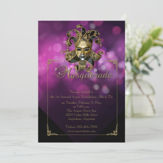 Paarse Gold Masquerade Mardi Gras Ball Uitnodiging (Staand voorkant)