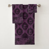 Paarse Gothic Chic | Eggplant en zwarte Skulls Bad Handdoek (Insitu)
