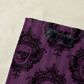 Paarse Gothic Chic | Eggplant en zwarte Skulls Strandlaken (In situ)