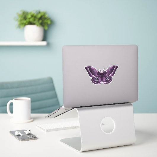 Paarse Gothic Moth Sticker (Laptop op bureau)