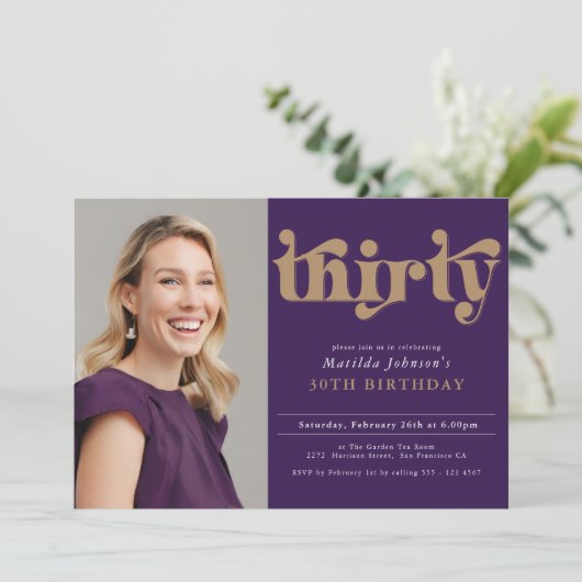 Paarse gouden 30e verjaardagsfeestje kaart (Staand voorkant)