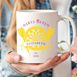 Paarse Gouden Aangepaste Naam Darts Queen Coffee M Koffiemok<br><div class="desc">De Paarse Gold Family Custom Name Darts Queen Coffee Mok is een stijlvol en praktisch geschenk dat een Paarse gouden Custom Name Dart Master Coffee Mok toevoegt, een uniek en gepersonaliseerd cadeau idee voor dart liefhebbers of familieleden die van games houden. Het aangepaste ontwerp, met een strak zwart-wit kleurenschema, stelt...</div>