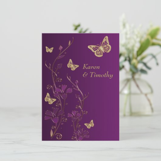 Paarse, gouden bloemen, vlinders bruiloft uitnodig kaart (Staand voorkant)
