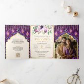Paarse Gouden Bloemengordijn Indische Hindoe Bruil Drieluik Uitnodiging (Binnen)