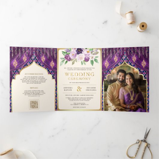 Paarse Gouden Bloemengordijn Indische Hindoe Bruil Drieluik Uitnodiging (Binnen)