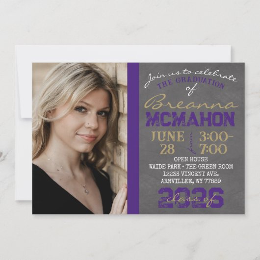 Paarse & Gouden Chalkboard Afstuderen Uitnodiging (Voorkant)