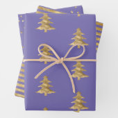 Paarse gouden kerstboom strepen schitteren inpakpapier vel (In situ)