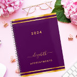 Paarse gouden naam minimalist 2025 planner<br><div class="desc">Een stijlvolle, donkere paarse achtergrond met een bruine gouden lijst. Personaliseer en voeg een jaar, een naam, en een titel toe. Een planner voor het organiseren van bedrijfscliënten, om lijsten, of uw dagelijks leven te doen. De naam wordt geschreven met een groot trendy hand geschreven manuscript met swashes. Om de...</div>