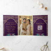 Paarse gouden pauwenpatroon bloemenindiaanse bruil drieluik uitnodiging (Binnen)