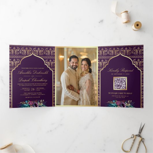 Paarse gouden pauwenpatroon bloemenindiaanse bruil drieluik uitnodiging (Binnen)