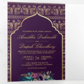 Paarse gouden pauwenpatroon bloemenindiaanse bruil drieluik uitnodiging (Binnenzijde eerst)