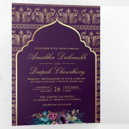 Paarse gouden pauwenpatroon bloemenindiaanse bruil drieluik uitnodiging (Binnenzijde eerst)