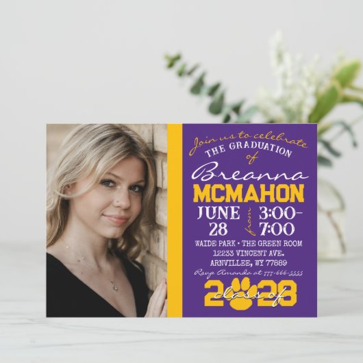 Paarse & Gouden Pawprint Afstuderen Fotouitnodigin Kaart (Staand voorkant)