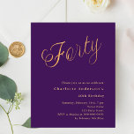 Paarse gouden script 40ste verjaardag<br><div class="desc">Een moderne,  stijlvolle uitnodiging voor een 40e verjaardagsfeestje. Een paarse achtergrond en het woord Veertig geschreven met elegante grote letters in faux gold. Personaliseer en voeg een naam en partijgegevens toe. 1 vel = 1 uitnodiging bedrukt rand tot rand.</div>
