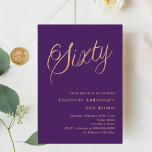 Paarse gouden script 60ste verjaardag kaart<br><div class="desc">Een moderne,  stijlvolle uitnodiging voor een 60e verjaardagsfeest. Een paarse achtergrond en het woord Sixty geschreven met elegante grote letters in faux gold. Personaliseer en voeg een naam en partijgegevens toe.</div>