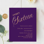 Paarse gouden script elegante Sweet 16 uitnodiging<br><div class="desc">Een moderne Sweet 16 uitnodiging. Een paarse achtergrond en het woord Sixteen geschreven met grote letters. Personaliseer en voeg een naam en partijgegevens toe. 1 vel = 1 uitnodiging bedrukt rand tot rand.</div>