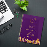 Paarse gouden stad skyline business logo 2025 planner<br><div class="desc">Een paarse achtergrond,  met een moderne,  abstracte faux gouden skyline als decor. Geef uw zakelijke logo,  naam en contactgegevens een persoonlijk tintje en voeg deze toe. Ideaal voor makelaars in onroerend goed!</div>