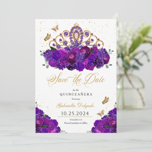 Paarse & Gouden Tiara Bewaar de datum Quinceañera Kaart (Staand voorkant)