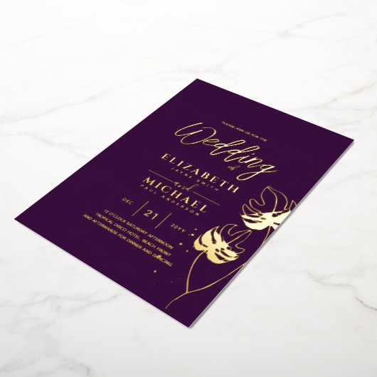Paarse gouden tropische bladbestemming bruiloft folie uitnodiging (Gedraaid)