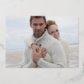 Paarse goudfotoweddenschap Bewaar de datum Folie Uitnodiging (Achterkant)