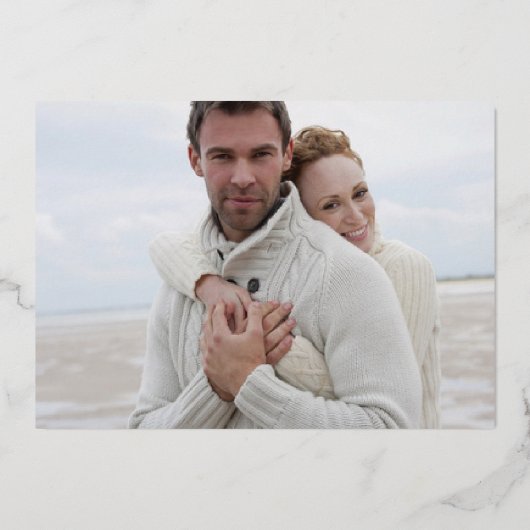 Paarse goudfotoweddenschap Bewaar de datum Folie Uitnodiging (Achterkant)