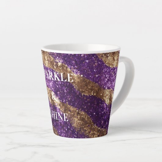 Paarse goudglitter latte mok (Rechterhoek)