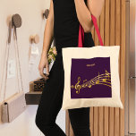 Paarse goudmuzieknoten naam monogram tote bag<br><div class="desc">Eenvoudig en elegant voor een muziekliefhebber! Paarse achtergrond met faux gouden muzieknoten. Sjabloon voor jouw naam,  gouden handgeschreven stijlmanuscript.</div>