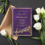 Paarse goudmuzieknoten op jaardag kaart<br><div class="desc">Een trendy,  moderne 50ste of een leeftijdsfeestdag-uitnodigingskaart voor haar,  vrouwen. Een klassieke donkere paarse achtergrond,  met namaakgouden lijst en muzieknoten,  gouden kleurletters. De paarse kleur is ongelijk. Sjablonen voor een naam,  leeftijd en partijgegevens. Achterzijde: Paarse kleuren faux gouden muzieknoten.</div>