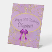 Paarse goudolie 50e verjaardag reclamebord met voetstuk (Voorkant)