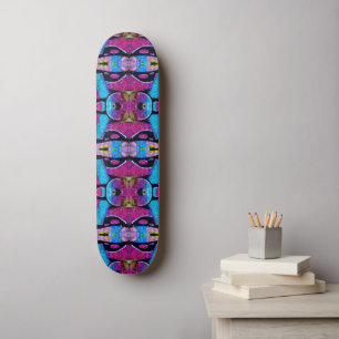 Paarse graffiti-skateboard. persoonlijk skateboard