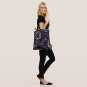 Paarse grafrozen gothic kerkhof tote bag (Op model)